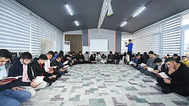 Konya'da öğrenciler Atabey Gençlik ve Eğitim Kampında geleceğe hazırlanıyor