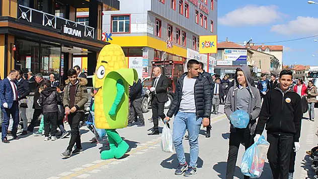 Konya'da öğrenciler, geri dönüşüme dikkat çekmek için çöp topladı