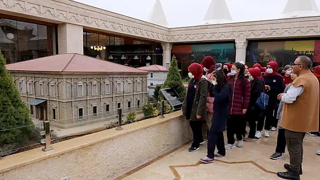 Konya'da öğrenciler Hazreti Mevlana'yı ve semayı yakından tanıyor
