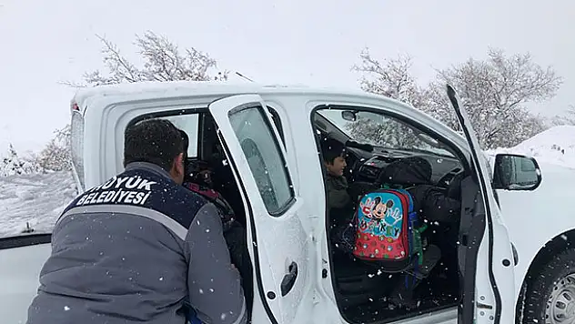 Konya'da öğrenciler karda mahsur kaldı!  Hüyük Belediyesi ekipleri öğrencilerin imdadına yetişti