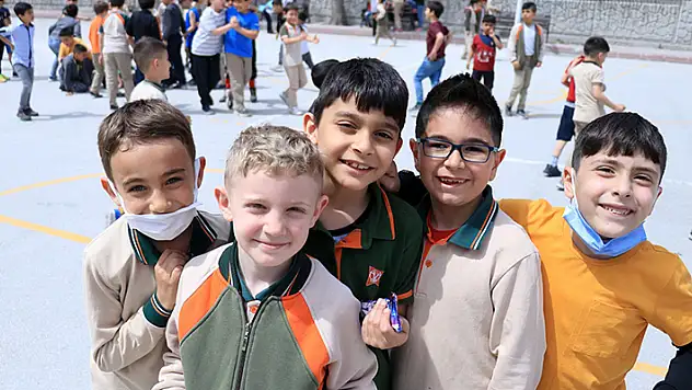 Konya'da öğrenciler okula maskesiz girmenin mutluluğunu yaşıyor
