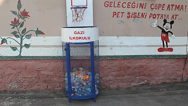 Konya'da öğrenciler pet şişeleri geri dönüşüm potasına smaçlıyor