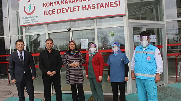 Konya'da öğrenciler sağlık çalışanları için siperlikli maske üretiyor