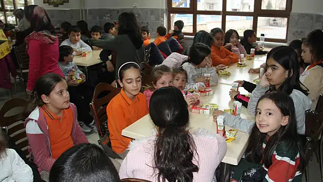 Konya'da öğrenciler sınıf kumbarasına yurtta kalan depremzede akranları için harçlıklarını bağışladı
