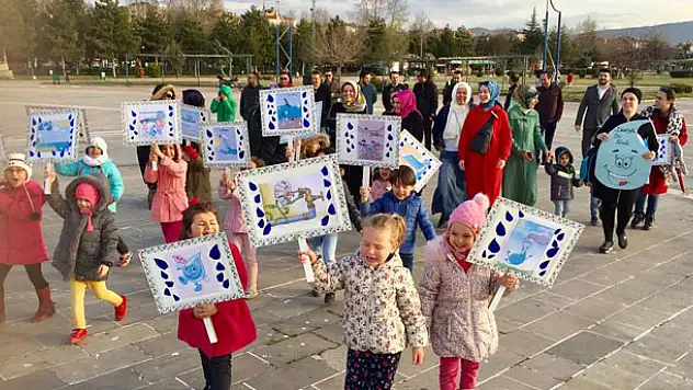 Konya'da öğrenciler suyun önemine dikkat için yürüdü