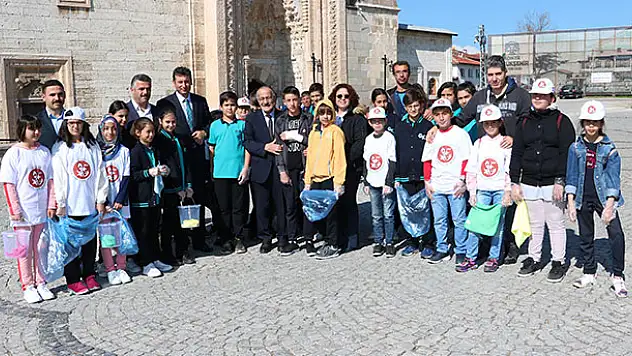 Konya'da öğrenciler tarihi camide ramazan temizliği yaptı