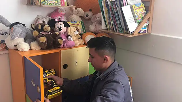 Konya'da öğrenciler yaşlıların evinin ardından şimdi de okulları onarıyorlar