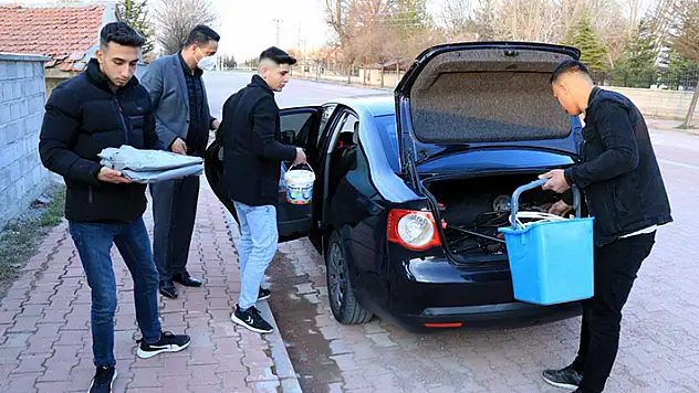 Konya'da öğrenciler ziyaret ettikleri yaşlı ve yalnız yaşayanların iftar sofralarını şenlendiriyor
