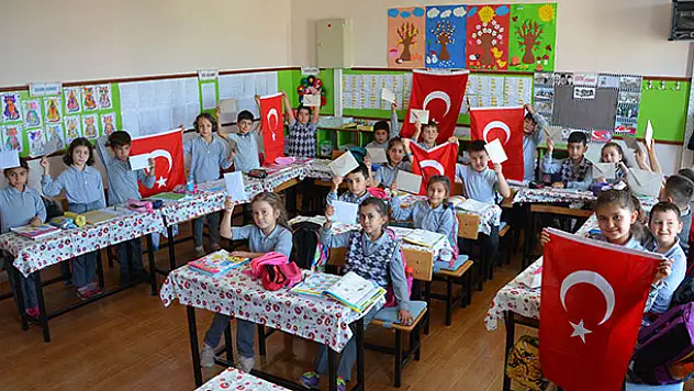 Konya'da öğrencilerden Mehmetçiğe destek mektubu ve Türk Bayrağı
