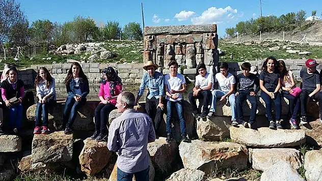 Konya'da öğrencilerden tarihi mekanlara ziyaret