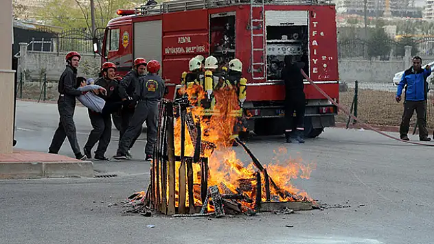 Konya'da öğrencilerin yangın tatbikatı gerçeğini aratmadı