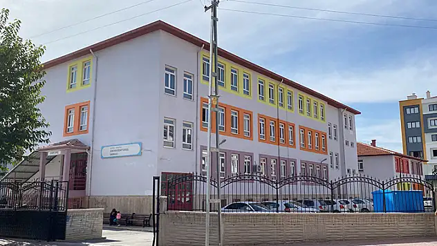 Konya'da öğrencinin dayısı öğretmene saldırdı: Kadın öğretmenin kolu ve burnu kırıldı