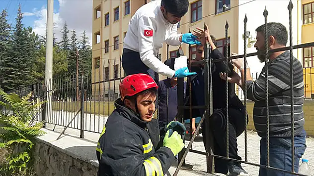 Konya'da öğrencinin eline korkuluk demiri saplandı!