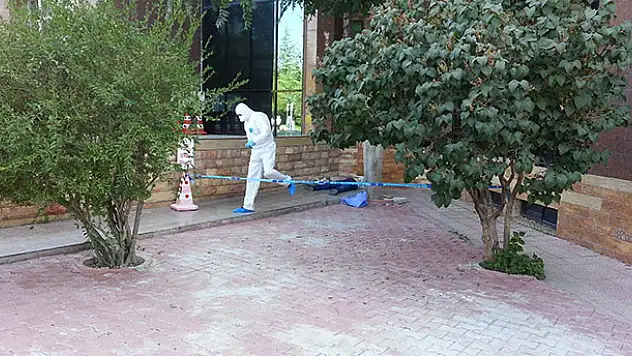 Konya'da öğretim görevlisi çalıştığı kütüphanenin girişinde ölü bulundu