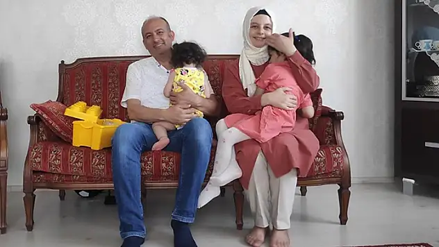 Konya'da öğretmen çiftin yuvası, koruyucu ailesi oldukları Güneş ve Elif ile şenlendi
