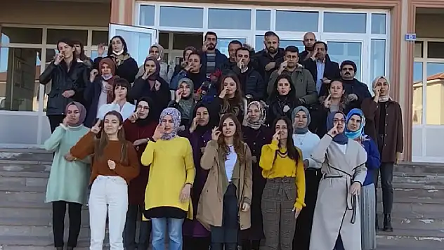 Konya'da öğretmen, öğrenci, velilerden işaret diliyle farkındalık klibi
