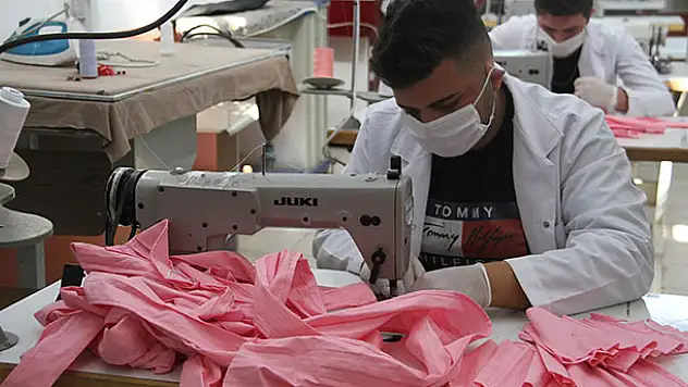 Konya'da öğretmen ve öğrenciler yıkanabilir koruyucu maske üretiyor