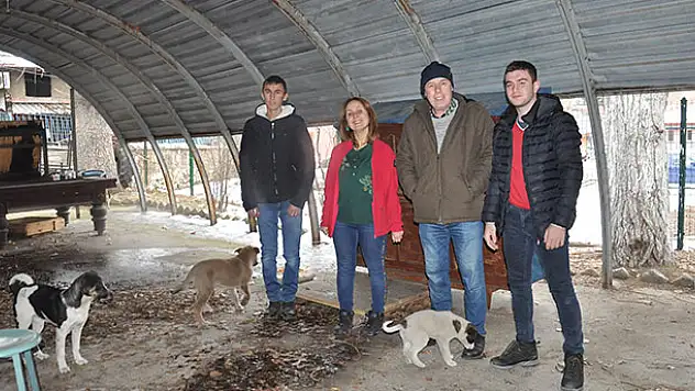 Konya'da öğretmen ve öğrencilerden köpek yavrularına şefkat