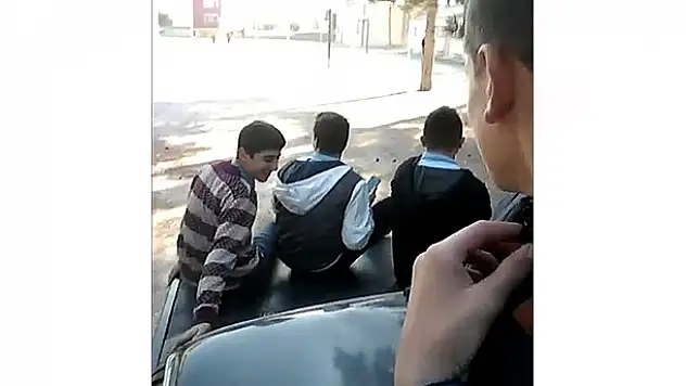 Konya'da Okul bahçesinde öğrencilerden otomobil üzerinde tehlikeli yolculuk