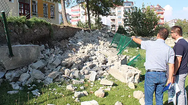 Konya'da okul bahçesinin istinat duvarında göçük