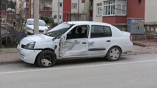 Konya'da okul servisi ile otomobilin çarpıştığı kaza kamerada