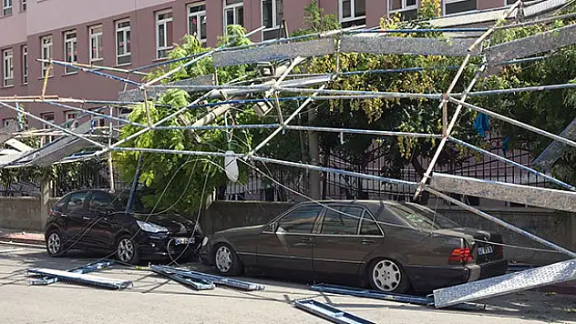 Konya'da okulda inşaat iskelesi çöktü