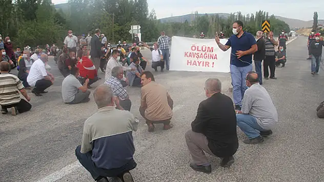 Konya'da ölümlü kazanın ardından mahalle sakinleri yolu trafiğe kapattı