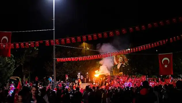Konya'da on binlerce kişi Atatürk Anıtı'nda Cumhuriyet'in 100'üncü yılını kutladı