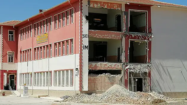 Konya'da onarım yapılan okulun duvarı çöktü: 1 işçi öldü