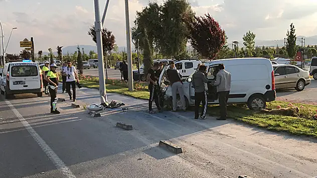 Konya'da önce köpeğe sonra direğe çarpan aracın sürücüsü yaralandı