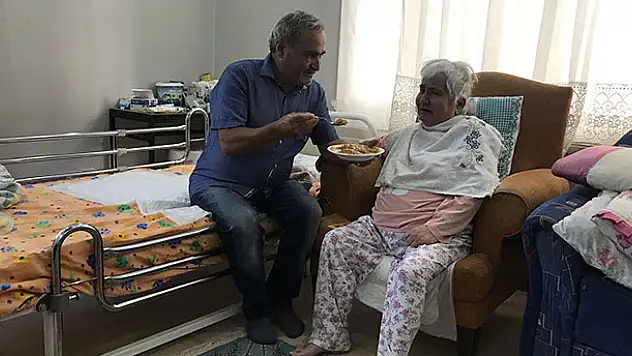 Konya'da örnek alınacak vefakar koca! Yatağa bağımlı eşine gözü gibi bakıyor