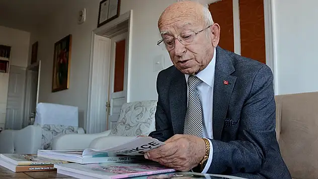 Konya'da ortaokul eğitimini 84 yaşında tamamlayan Dede Öztürk gençlere örnek oluyor
