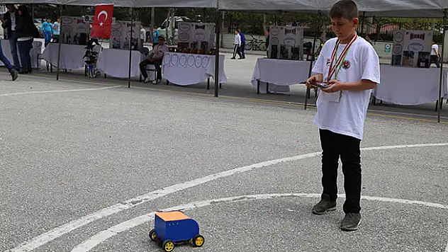 Konya'da ortaokul öğrencileri temizlik robotu yaptı