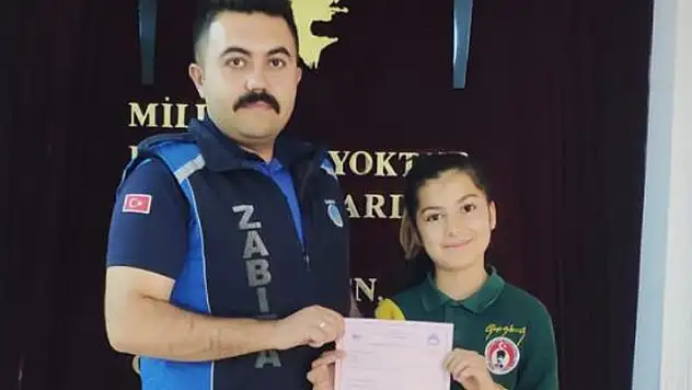 Konya'da ortaokul öğrencisi yerde bulduğu 9 bin liralık altın bilekliği sahibine ulaştırdı
