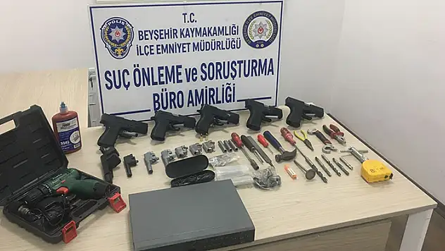 Konya'da otel odasında 5 tabanca ile çok sayıda tabanca parçası bulundu: Şüpheli, adli kontrolle serbest bırakıldı
