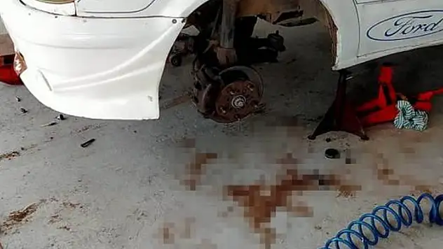 Konya'da oto tamircisinin üzerine araç düştü 