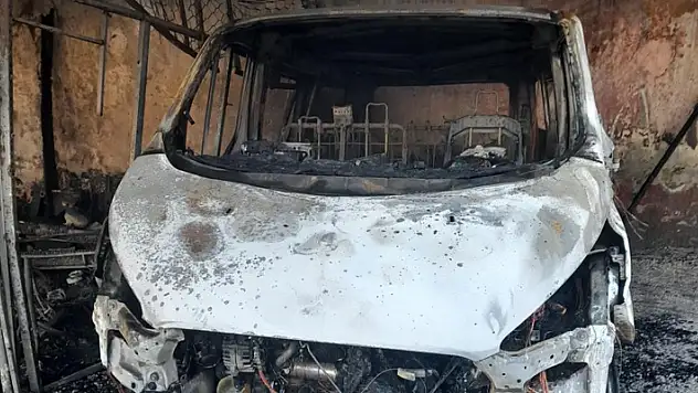 Konya'da oto yıkamacıdaki yangında 2 araç yandı