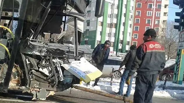 Konya'da otobüs, elektrik direğine çarptı
