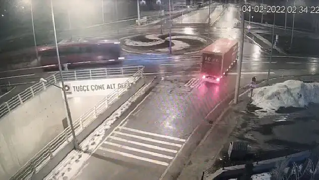 Konya'da otobüs ile kamyonun çarpışması kamerada: 11 yaralı
