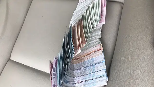 Konya'da otobüs şoförü yolda bulduğu 5 bin 600 lirayı sahibine teslim etti