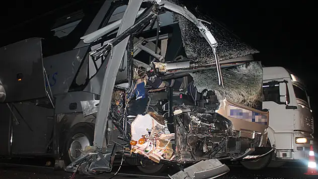 Konya'da otobüsle TIR çarpıştı: 1 ölü 15 yaralı