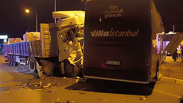 Konya'da otobüsle tırın çarpışması sonucu 16 kişi yaralandı
