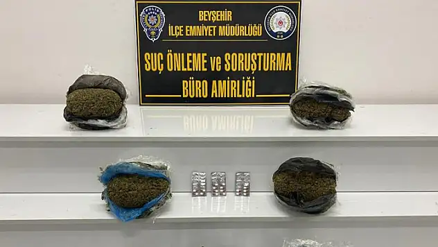 Konya'da otobüsteki yolcunun valizinden 7 kilo 992 gram esrar ele geçirildi
