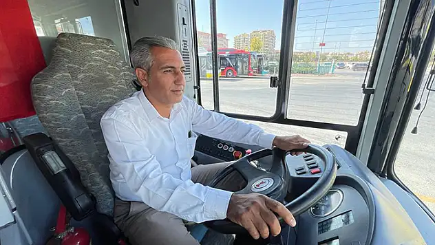 Konya'da, otobüsün tekerlek boşluğuna sıkışan kedi yavrusu kurtarıldı
