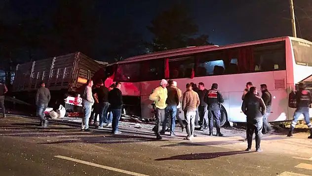 Konya'da otobüsün tıra arkadan çarptığı kazada 4 kişi yaralandı

