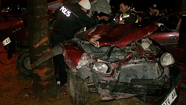 Konya'da otomobil ağaca çarptı : 1 ölü 1 yaralı