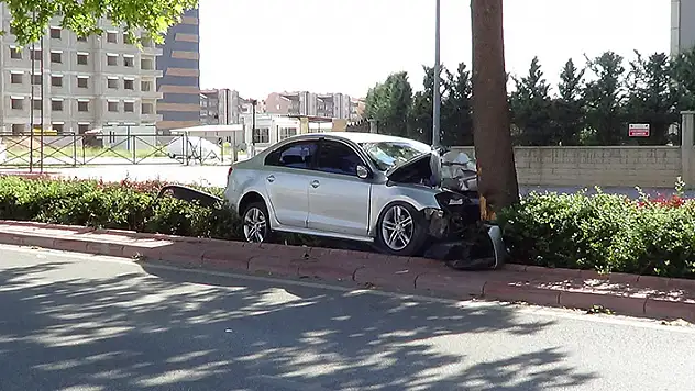 Konya'da otomobil ağaca çarptı: 1 ölü, 1 yaralı