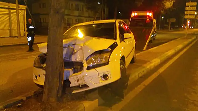 Konya'da otomobil ağaca çarptı: 1 yaralı