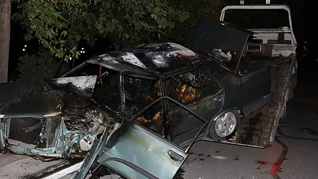 Konya'da otomobil ağaca çarptı: 2 yaralı