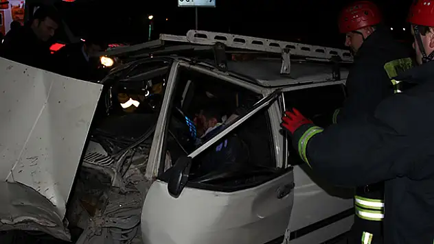 Konya'da otomobil ağaca çarptı:2 yaralı